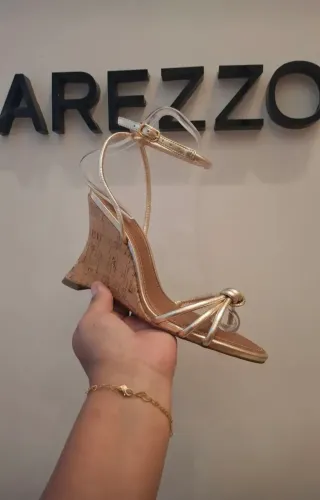 Vendo Sandália Arezzo 