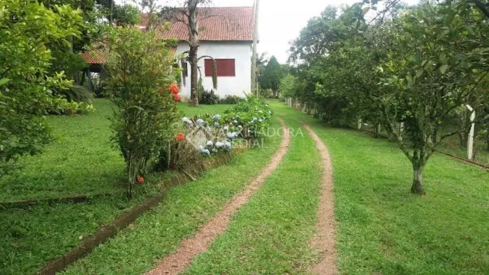 Sítio com 12.000 m². Casa recentemente reformada com 700 m² privativos, amplo living com p