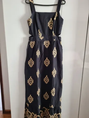 Vestido preto com bordados