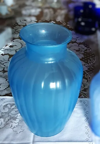Vaso de flores azul em vidro acetinado, feito na Itália
