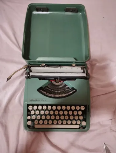 Máquina de escrever Olivetti lettera 82
