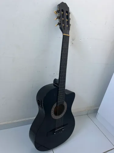 Violão preto para estudos