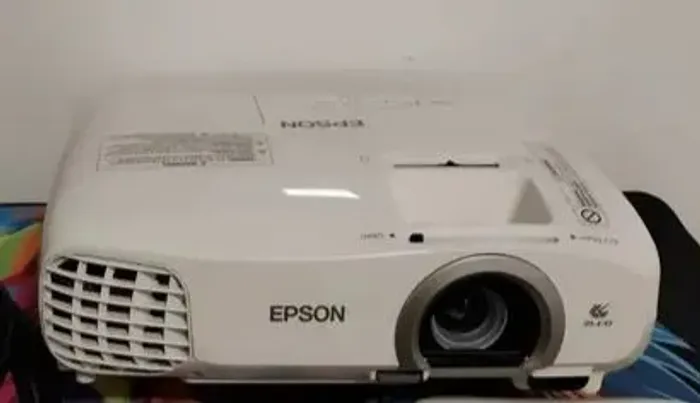 Projetor Epson home cinema 2030 para concerto ou retirada de peças