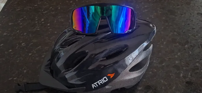 Vendo kit capacete e óculos para ciclismo