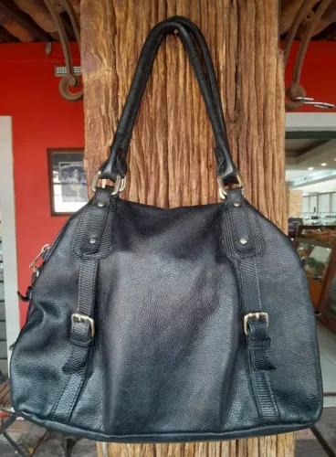Bolsa feminina, em couro natural, de fabrico artesanal.