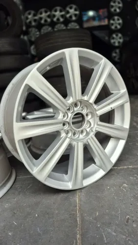 Rodas Kromma, modelo KR1560, com aro 17 e pintura prata.