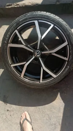 4 rodas com os pneus aro 18