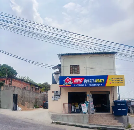 Prédio com Loja de Material de Construção