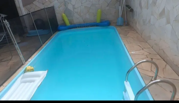 Tela de proteção para piscina de alumínio.