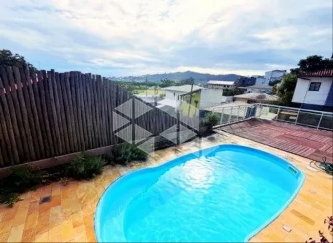 CASA COM 3 QUARTOS 2 VAGAS DE GARAGEM COM VISTA PARA O MAR PISCINA E AMPLO TERRENO NO SACO