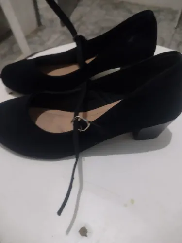 Vendo sapato feminino lindo tam 39 de forma pequena