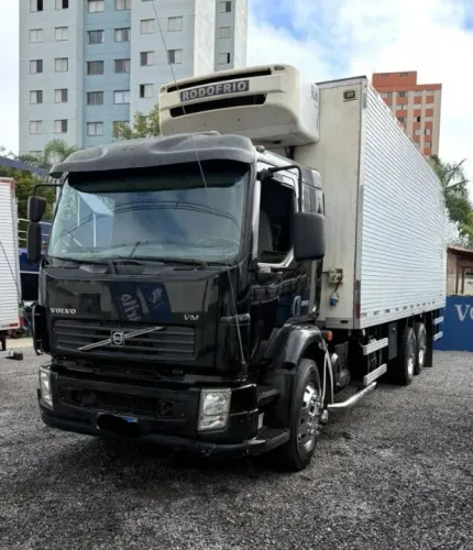Volvo Vm 260 6x2 - 2008 Baú câmara fria