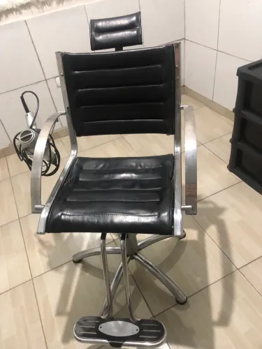 Cadeira de salão semi-nova ,lavatório e gaveteiro
