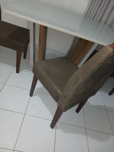 Mesa com 4 cadeiras