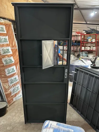 Porta de chapa reforçada 80x2,10  Galvonizada com janelinha 
