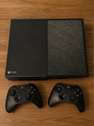 Xbox One 1540 com 2 controles, Kinect, fonte e cabos. R$ 1.200.