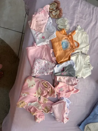 Roupinhas de nenem 0 a 3 meses semi novas e novas por 100 reais