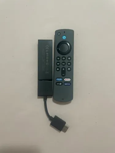 Fire Stick da Amazon com protetor no controle junto