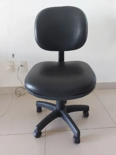 Cadeira giratória preta