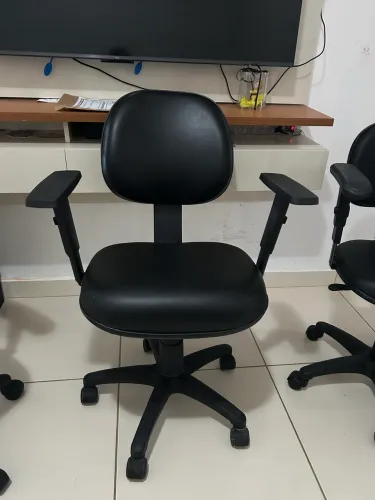 Cadeira Executiva Back System Lisa c/ Braços Reguláveis - Cor Preta | Conforto e Ergonomia