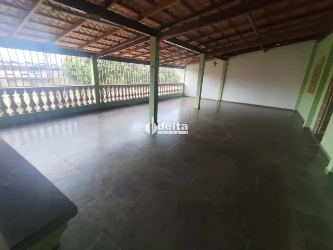 Casa residencial com 4 quartos sendo 1 suíte disponível para locação no Lidice em Uberlând