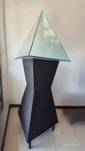 PIRAMIDE EM VIDRO TEMPERADO COM SUPORTE PARA EXPOSIÇÃO 