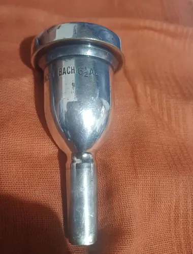 Bocal de trombone BACH MEGATONE 6-1/2AL haste pequena banhado a prata