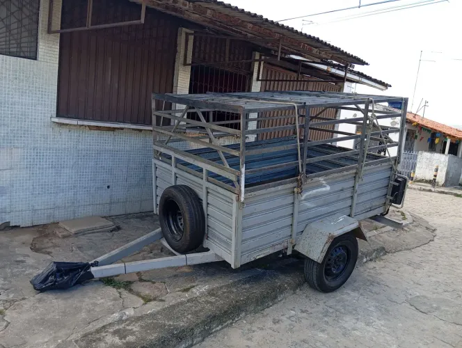 Vendo uma carretinha semi nova