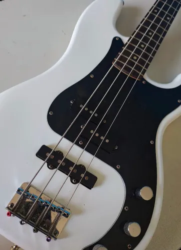 Baixo Squier Affinty PJ