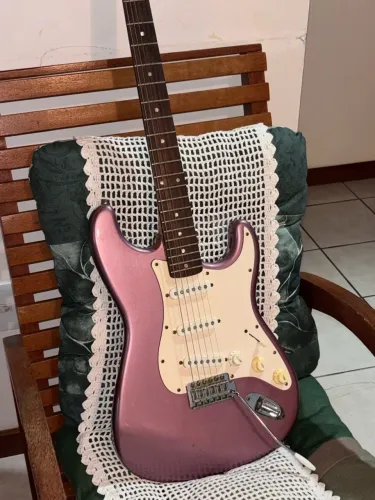 Guitarra Squier by Fender Affinity Stratocaster Roxa