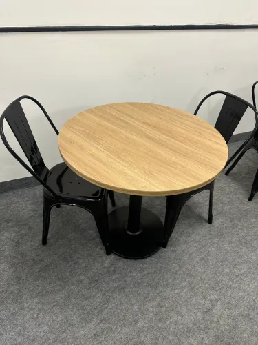 Vende-se mesa e duas cadeiras