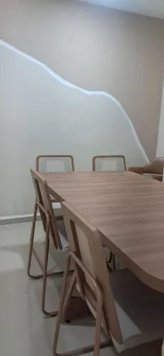 Mesa de jantar 6 lugares em madeira com 6 cadeiras