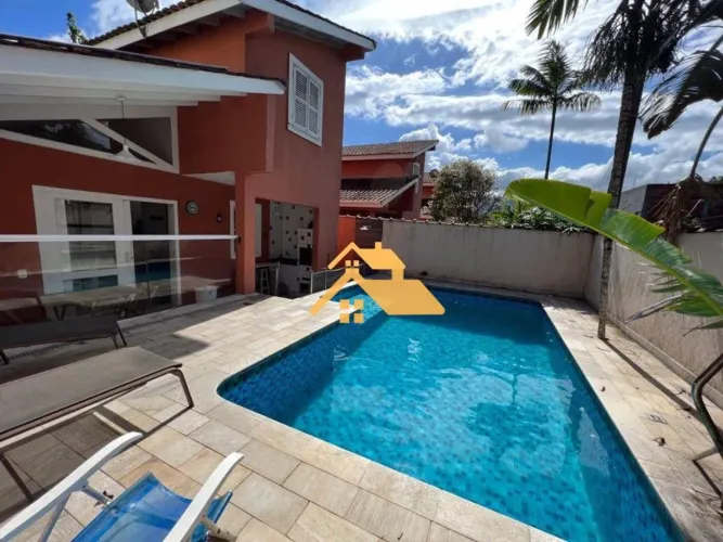 Casa em Condomínio na Praia de Camburizinho | 3 Suítes | Piscina Privativa | 450m da Praia