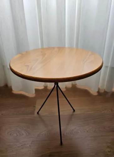 Mesa Lateral Redonda com Tampo de Madeira e Pés de Metal