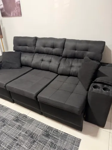 Sofá retrátil com porta copos e USB para carregamento de celular