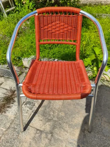 Cadeiras de Alumínio e revestida em fibra sintética.