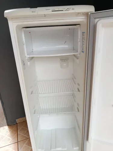 Geladeira Eletrolux 240L