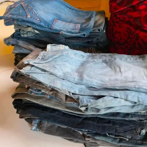 45 calças Jeans, números diversos.