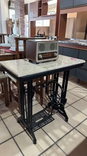 Mesa com tampo de mármore