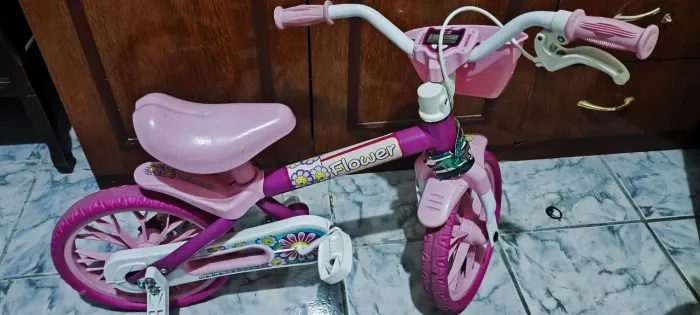 bicicleta infantil da marca Nathor, modelo Flower, com aro 12 e cesta frontal na cor rosa