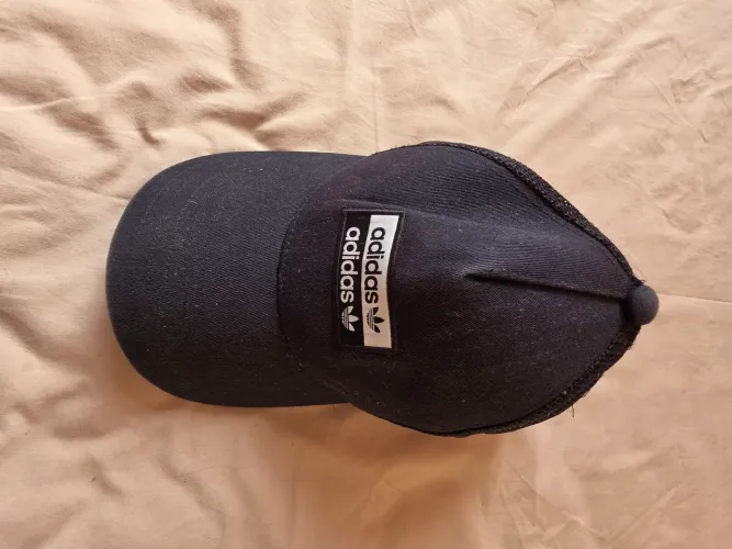 Boné Adidas Trucker usado uma vez
