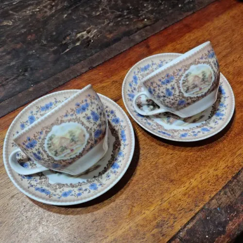Par de xícaras de chá em porcelana