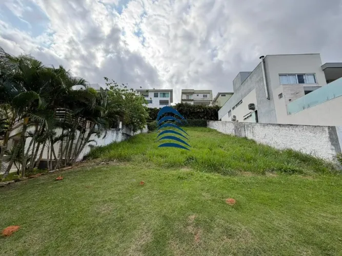 Terreno em aclive de 498 m² no Alphaville II | Salvador