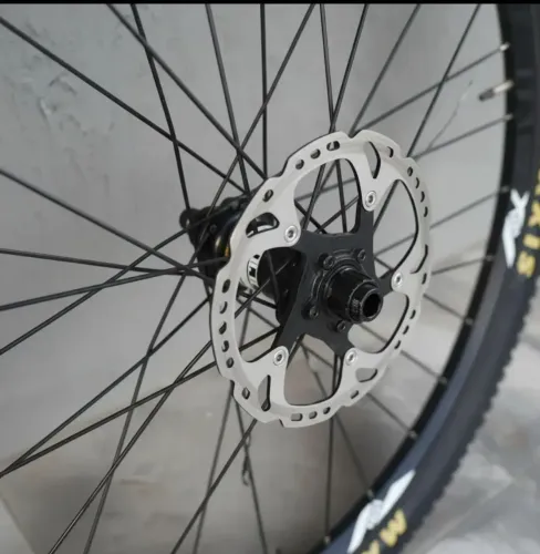 Par de rodas Everest com pneus maxxis