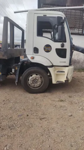 Vendo caçambas para entulhos e 2 caminhões com poliguindaste duplo de carrinho