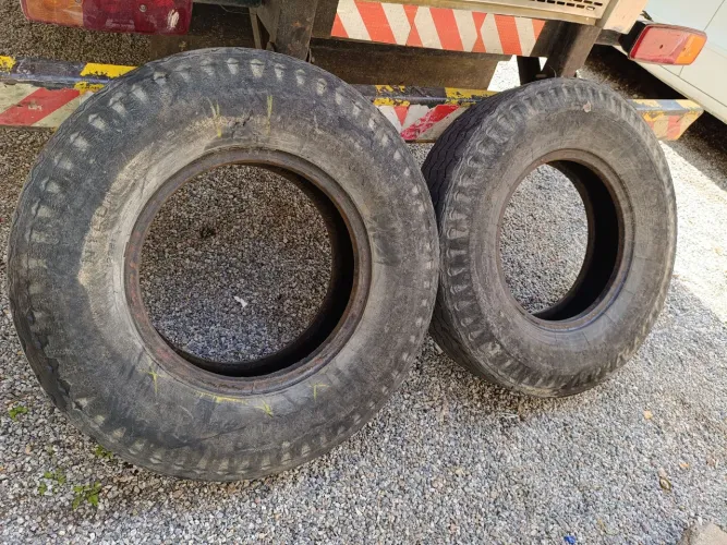 Pneus 750x16