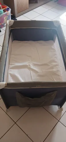Berço portátil + colchão + travesseiro de amamentar.
