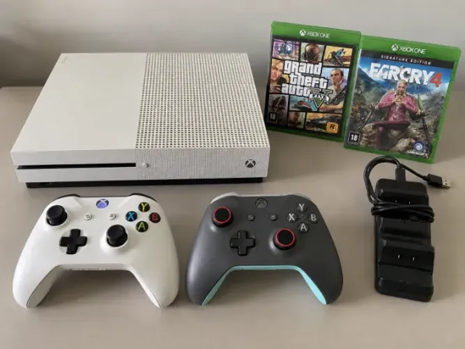 Xbox One S 1TB + 2 Controles Originais + GTA V + Far Cry + Carregador