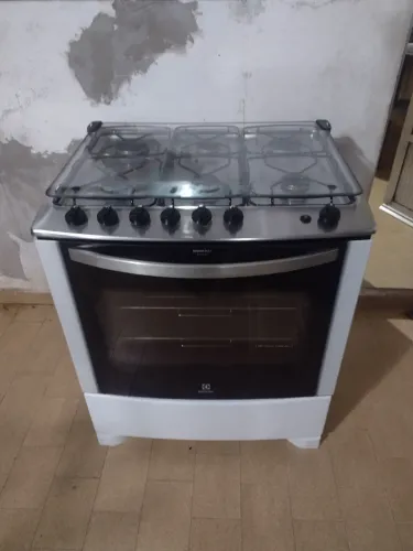 Fogão Electrolux 6 bocas automático funcionando tudo bem conservado e limpo.