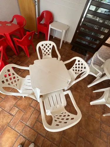 Conjunto de mesa e cadeiras